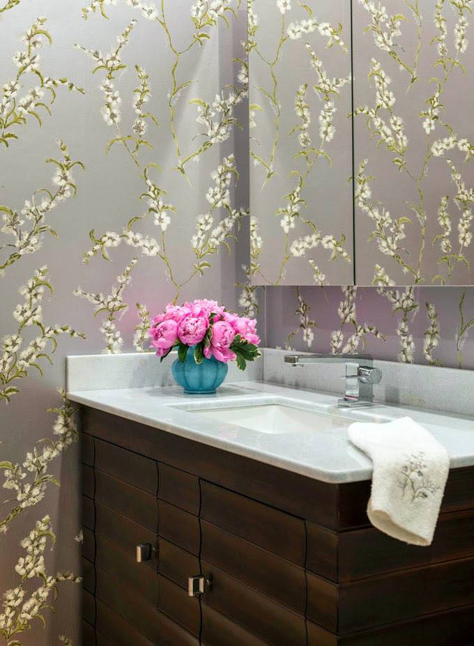 серые обои в цветочек на стене ванной комнаты фото