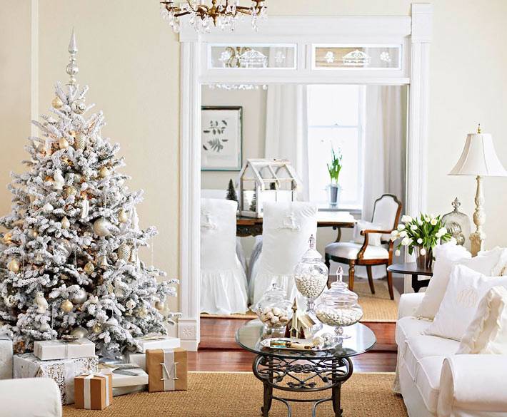 новогодний интерьер с обилием белого декора и белой ёлкой