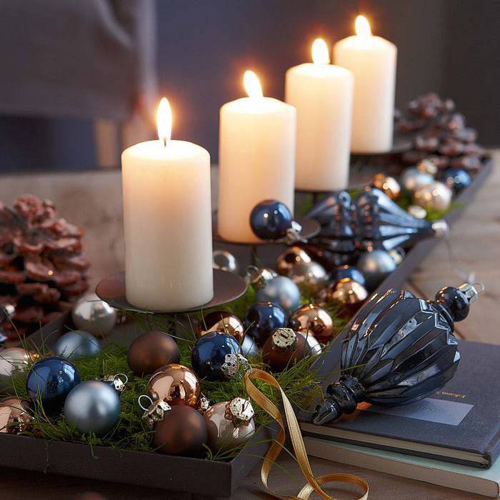 красивый декор свечей новогодними шарами
