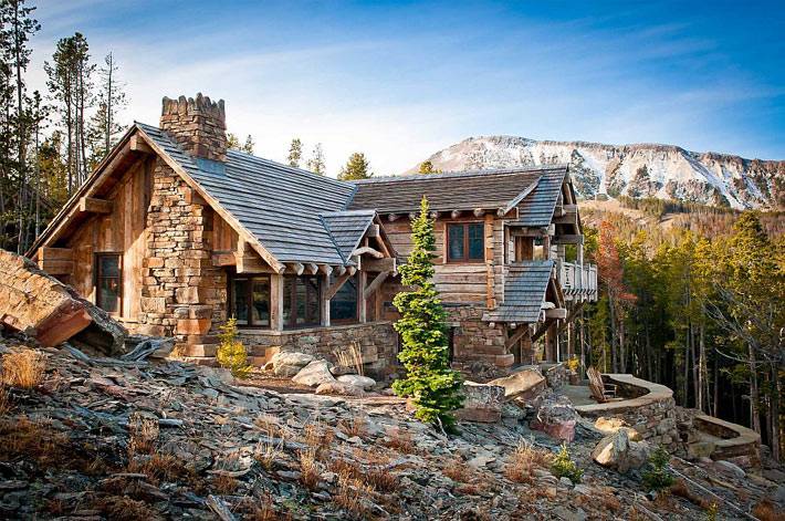 Красивый зимний дом в горах Монтаны фото