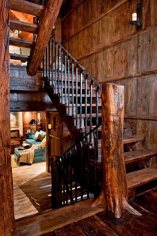 деревянные ступени лестницы с железными коваными перилами