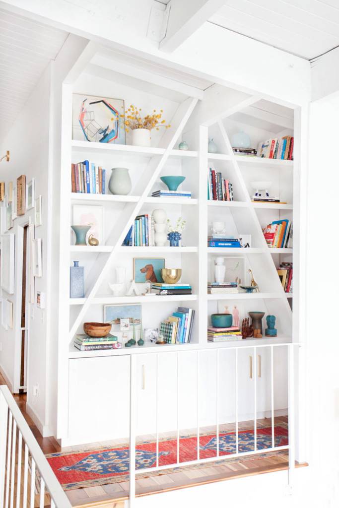открытый белый шкаф для хранения аксессуаров и книг