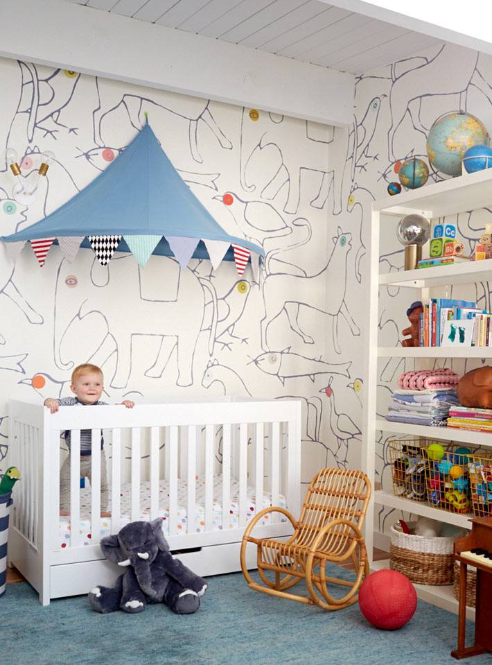 рисунки на стенах детской комнаты в работе дизайнера Emily Henderson