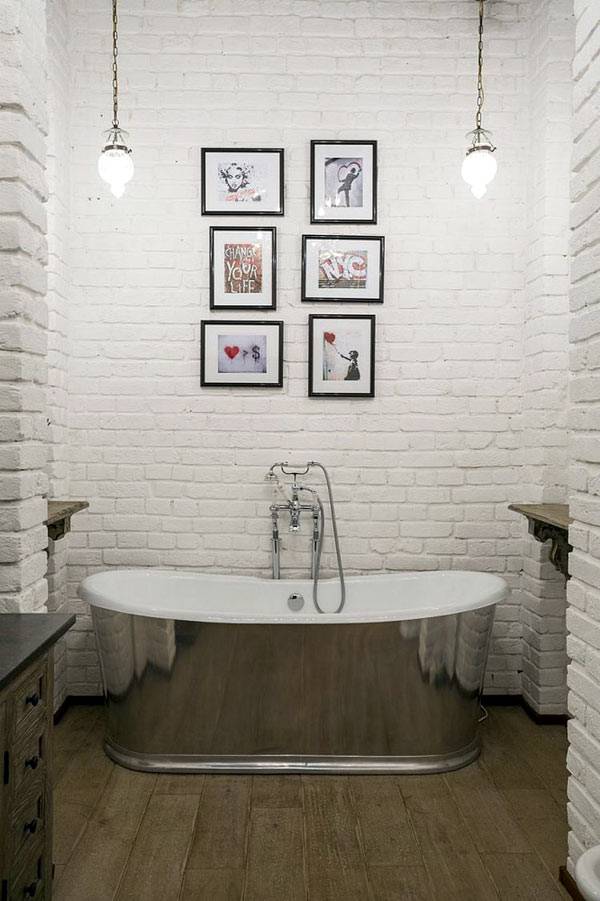 интерьер ванной с белыми кирпичными стенами