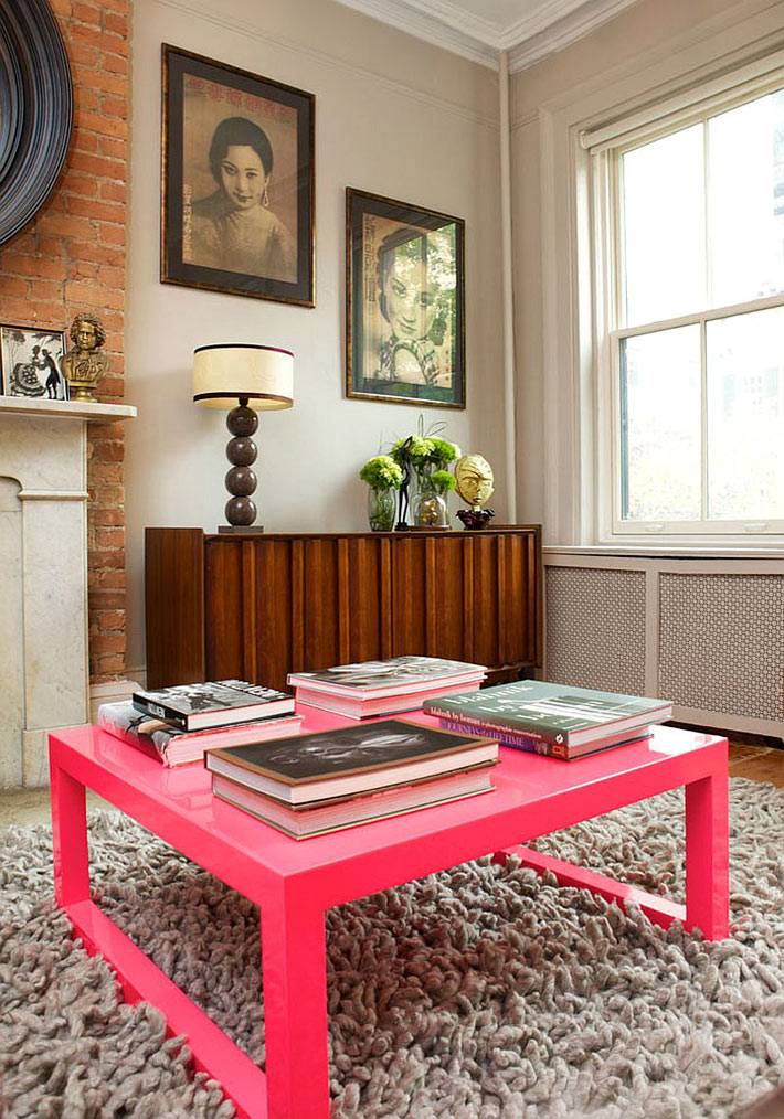 ярко-розовый журнальный стол в интерьере
