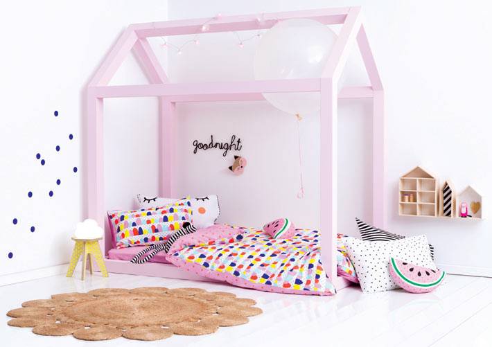 Нежно-розовый каркас-домик над кроватью в детской комнате