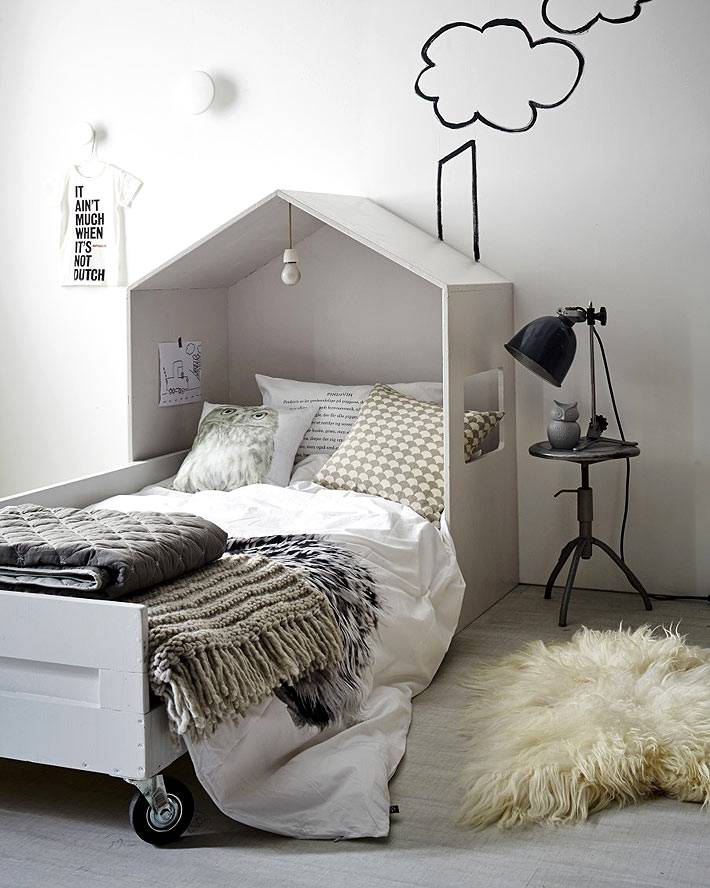 Бело-черный интерьер детской комнаты с кроватью в виде домика