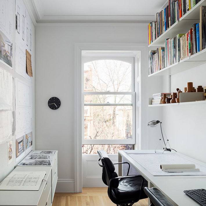 Интерьер домашнего офиса в белом цвете