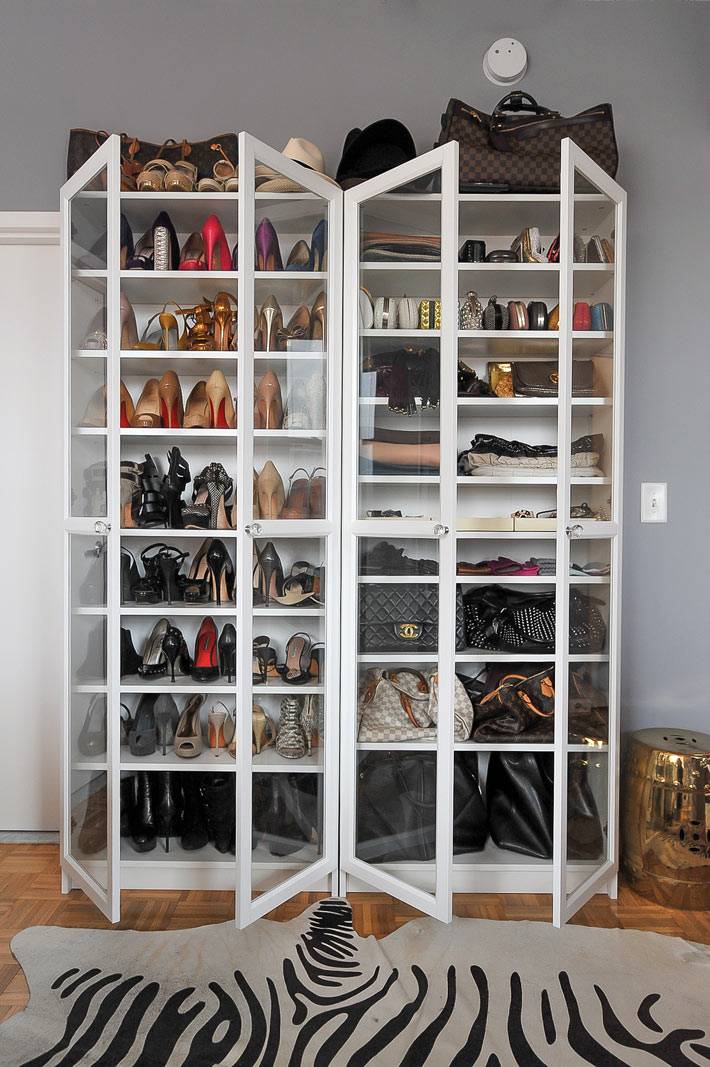 стеклянный шкаф для обуви фото