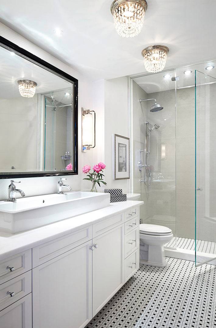 белый цвет в дизайне ванной комнаты с душевой кабиной