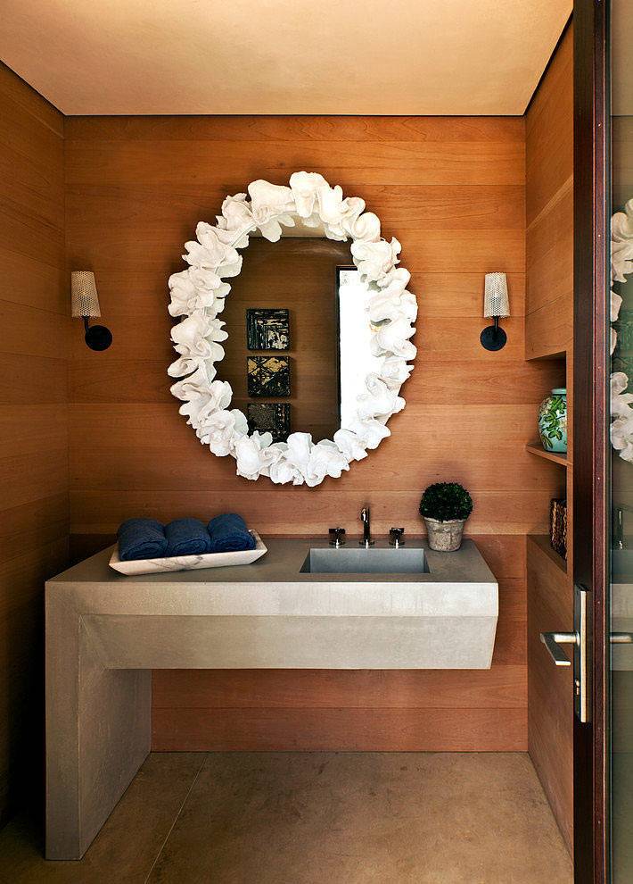 уютная ванная комната с деревянной отделкой фото