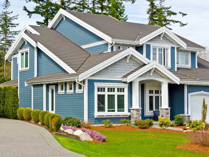 красивый дом с синим фасадом и черепичной крышей