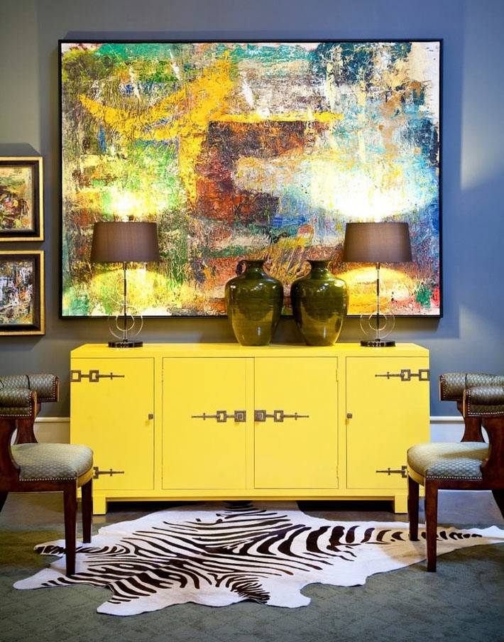 Ярко-желтый комод и яркая картина в смелом дизайне интерьера