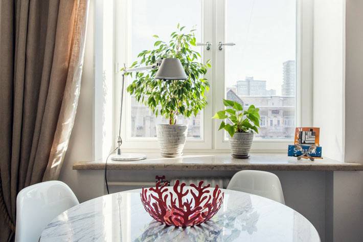 кухонный стол из мрамора в интерьере квартиры в Москве