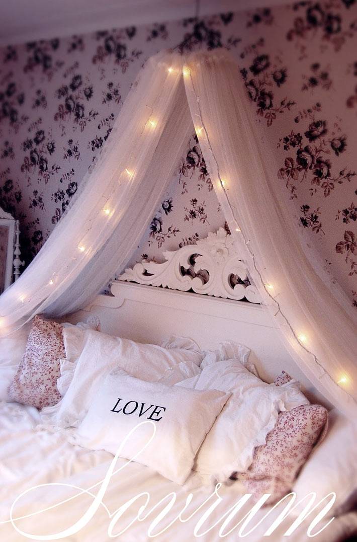 Балдахин и гирлянда для создания романтической атмосферы в спальне