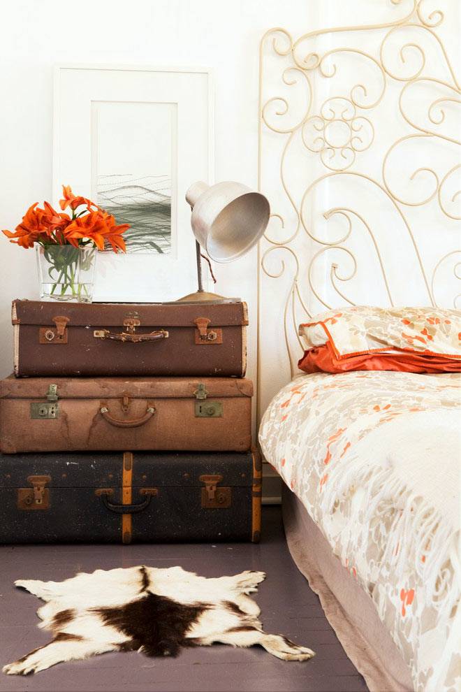 старые чемоданы в интерьере спальни в стиле шебби-шик фото
