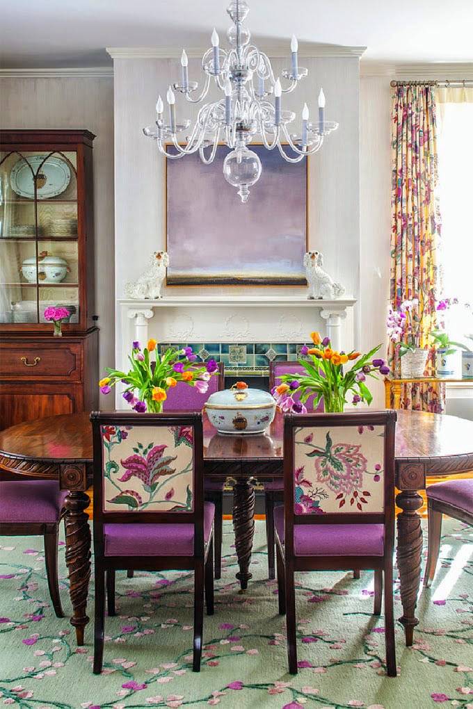 фиолетовые стулья в интерьере столовой комнаты