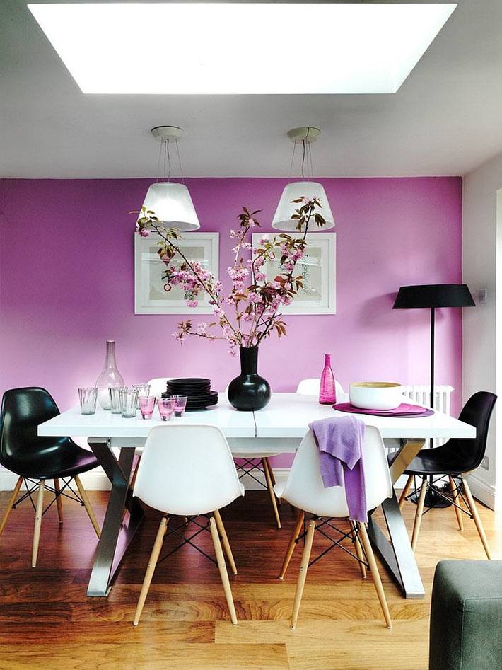 стена фиолетового цвета в дизайне столовой комнаты