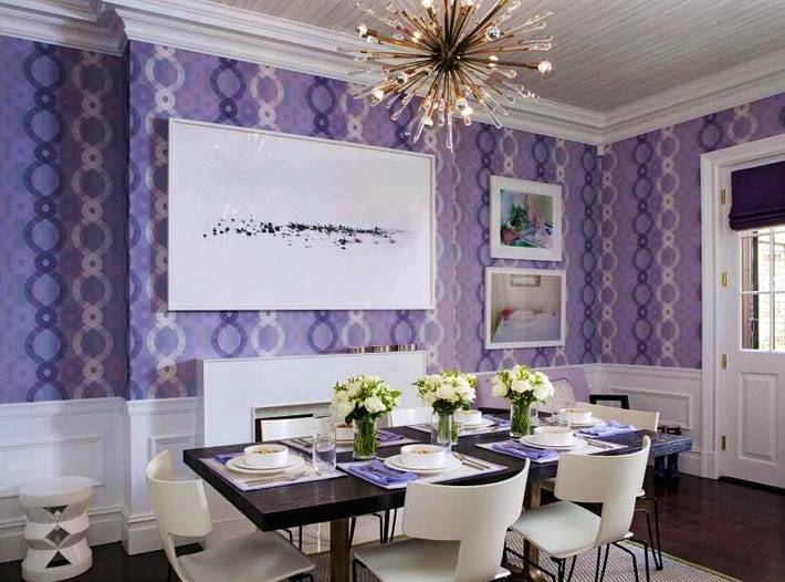 красивый интерьер столовой комнаты в сочетании фиолетового и белого цветов