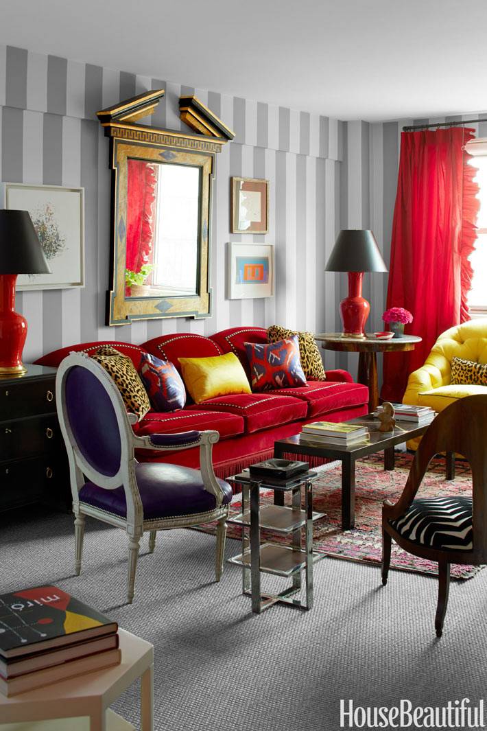 ярко-красный диван в дизайне интерьера дома