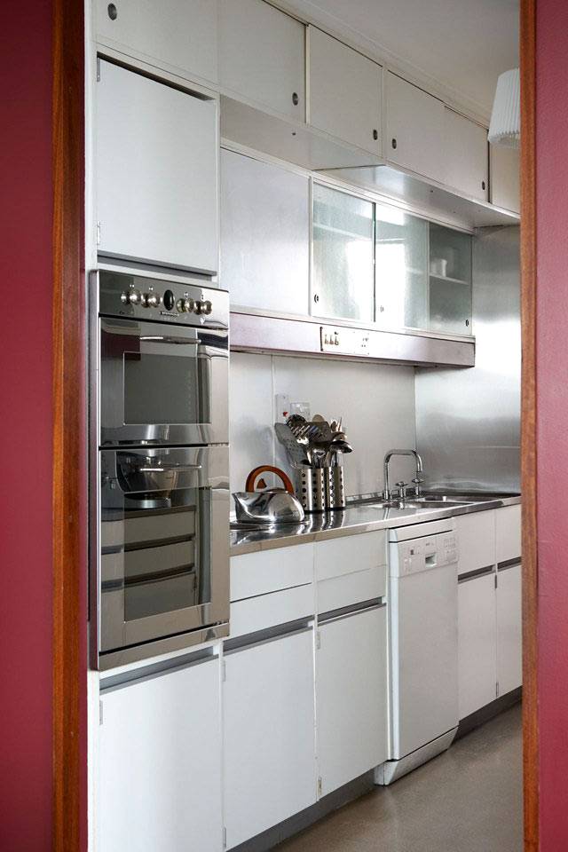 встроенная мебель на маленькой кухне белого цвета фото
