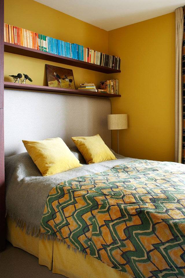 маленький интерьер спальни с желтыми стенами фото