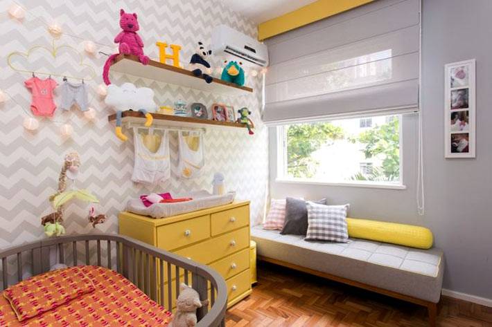 красивый зигзаобразный узор в детской комнате для младенца
