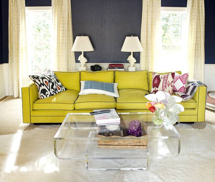 яркий зеленый диван в дизайне гостиной