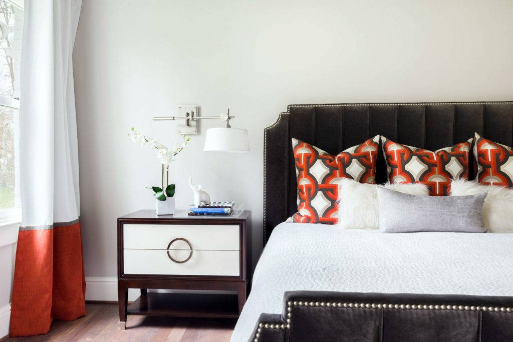 дизайн интерьера спальни в коричневых и белых тонах