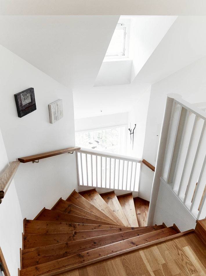 деревянная лестница в интерьере квартиры