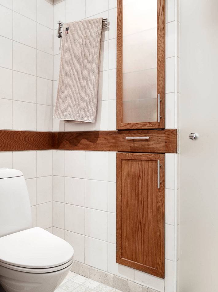 ванная с деревянным шкафчиком в скандинавском стиле 