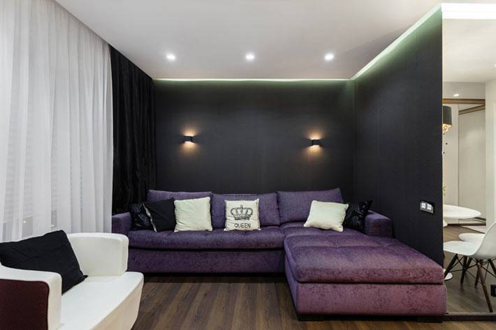 красивая современная гостиная комната с черными стенами