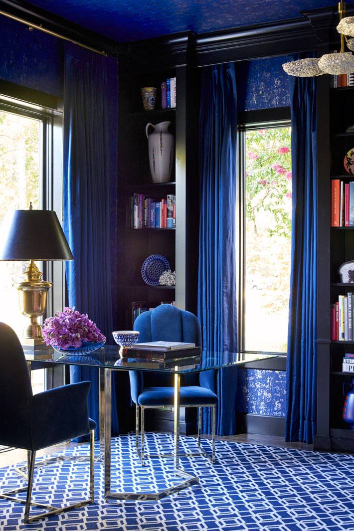 синий цвет штор и стен в дизайне рабочего кабинета