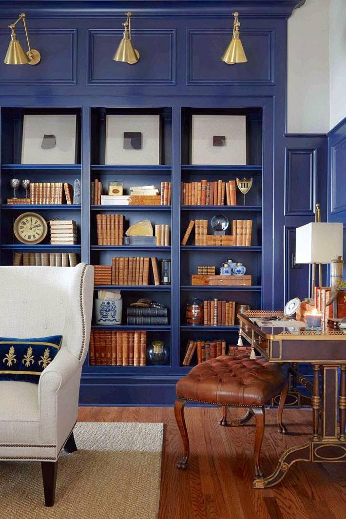 красивый синий шкаф для книг в кабинете