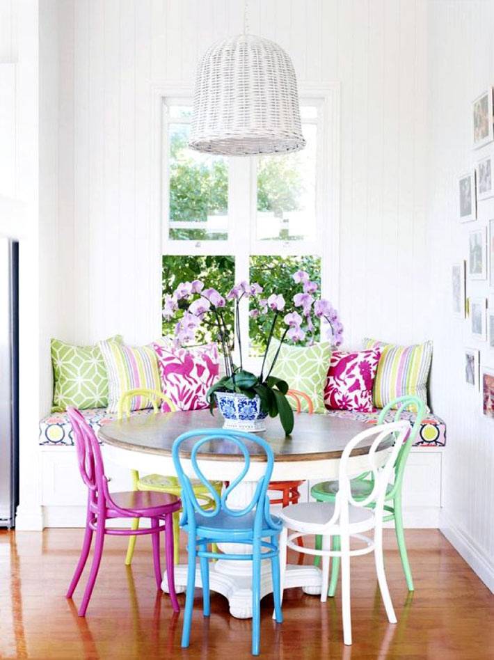 яркие разноцветные стулья в интерьере столовой