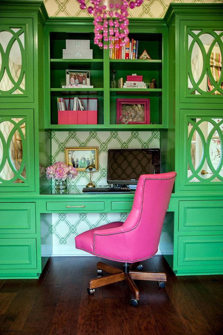 красивый зеленый шкаф с письменным столом фото