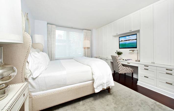 красивый дизайн интерьера спальни с белыми шкафами