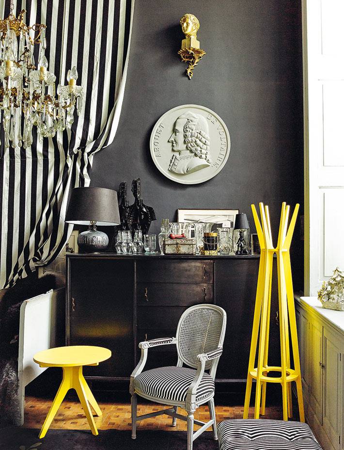 черный цвет стен в интерьере и желтая мебель