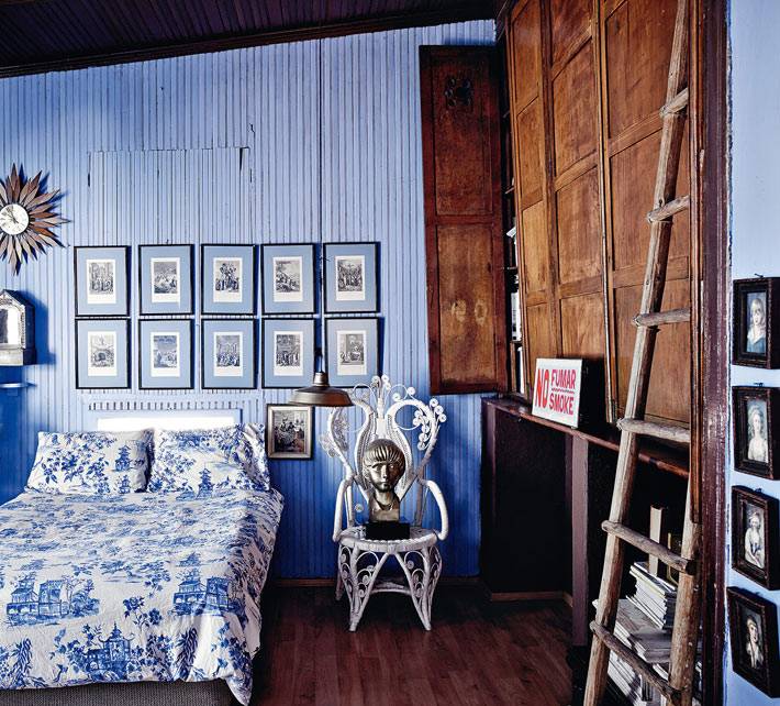 голубой цвет стен и старинный шкаф в интерьере спальни фото