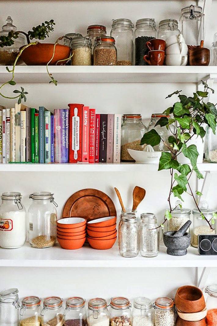 красивое хранение кулинарных книг в интерьере кухни