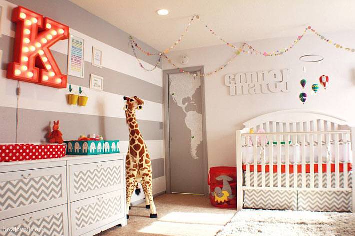 красивый интерьер детской комнаты с полосатыми стенами