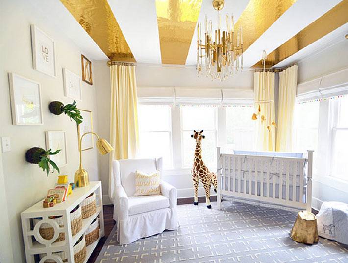полоски золотистого цвета на потолке детской комнаты