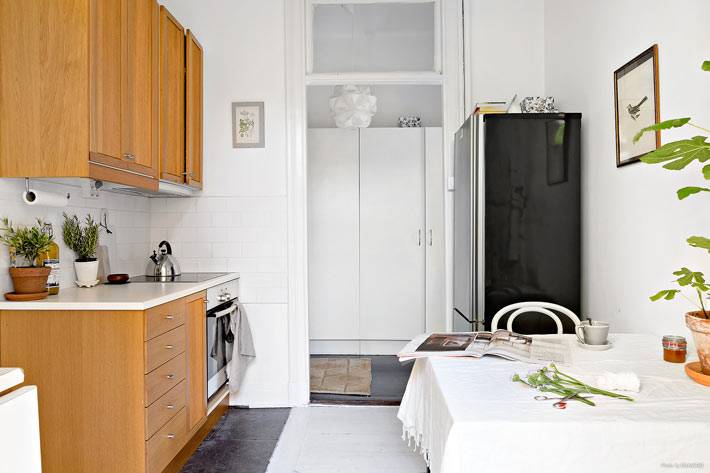 интерьер кухни в сочетании деревянной мебели и белых стен