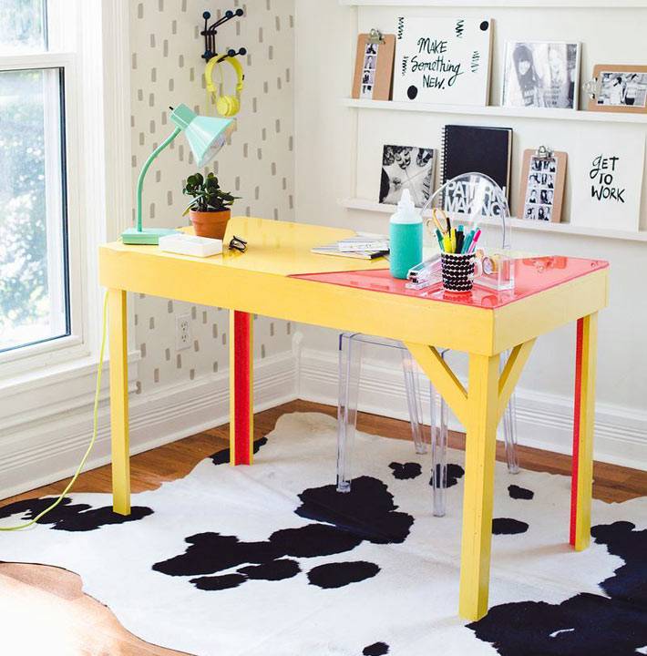 яркий желтый стол в интерьере домашнего офиса