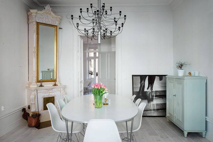 белая мебель в дизайне столовой комнаты в скандинавском стиле