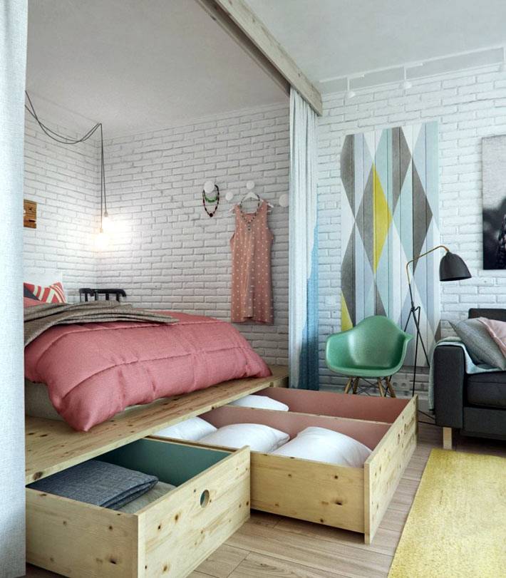 кровать-подиум в нише однокомнатной квартиры фото