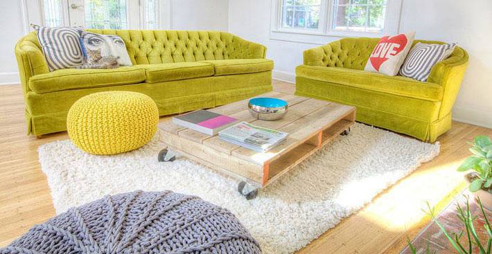 ярко-зеленые диваны в дизайне гостиной комнаты
