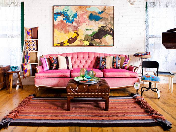 диван розового цвета в интерьере современной гостиной