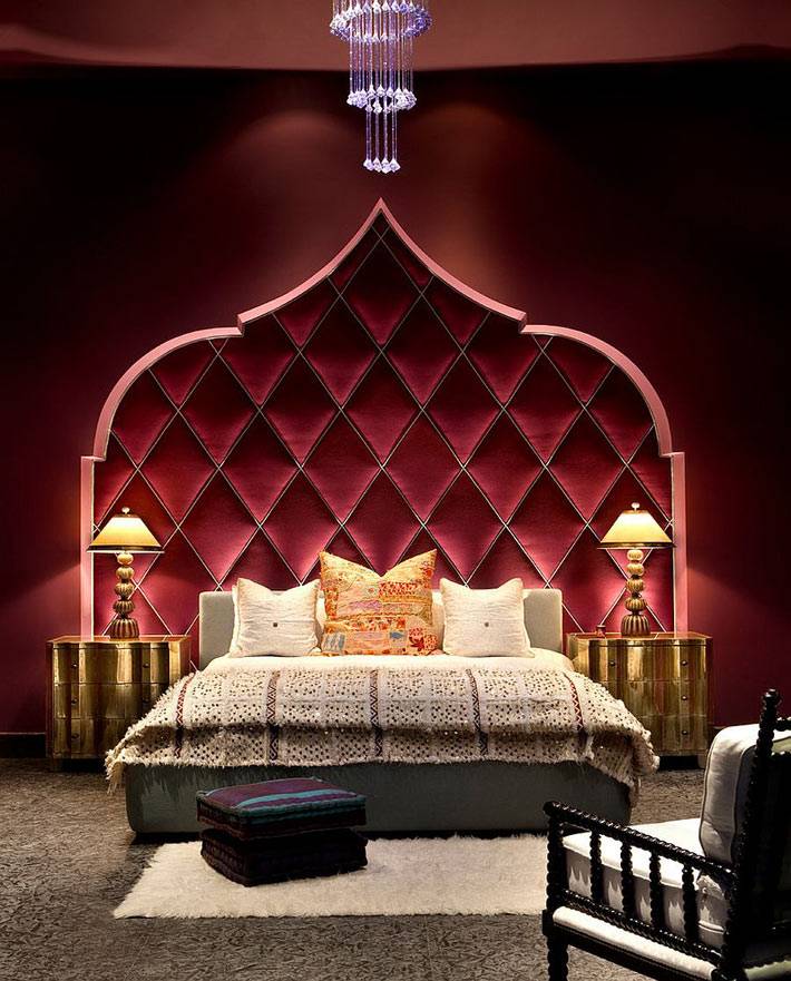 роскошный интерьер спальни с золотыми прикроватными комодами