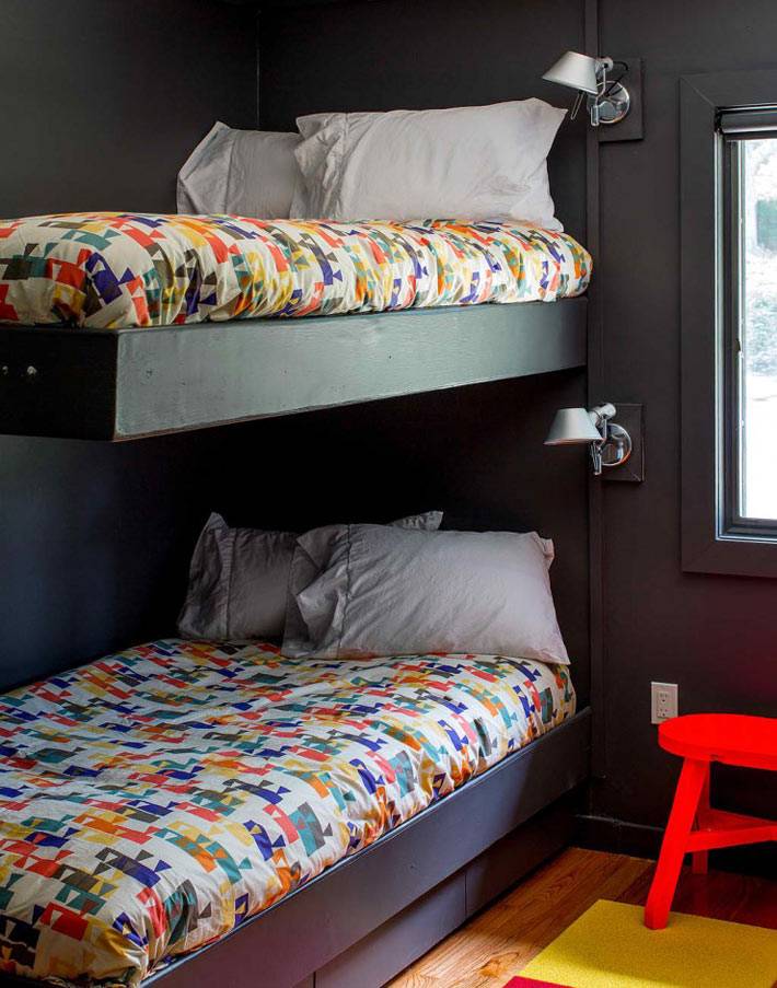 двухъярусные кровати в интерьере детской комнаты